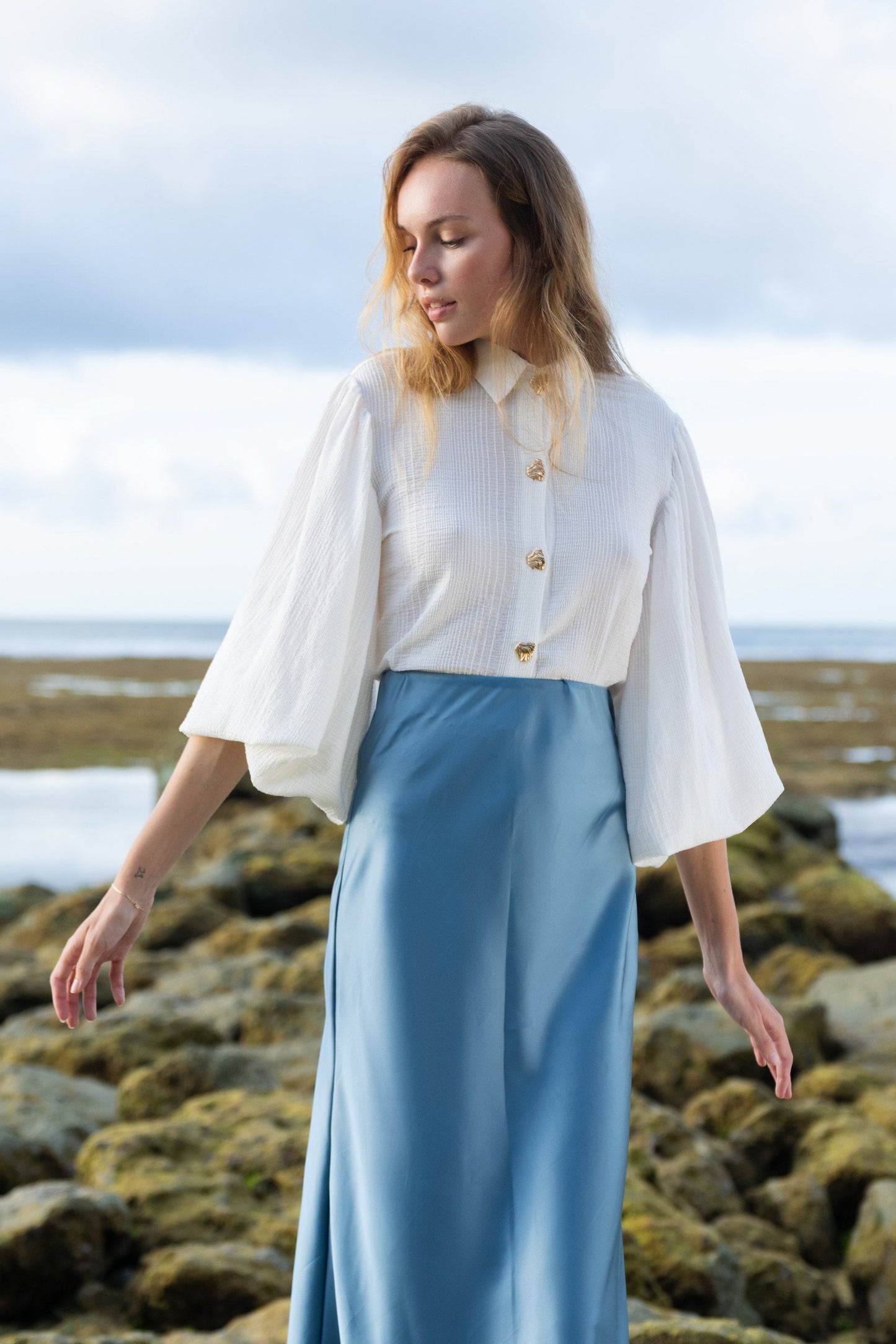 Košile se zlatými knoflíky