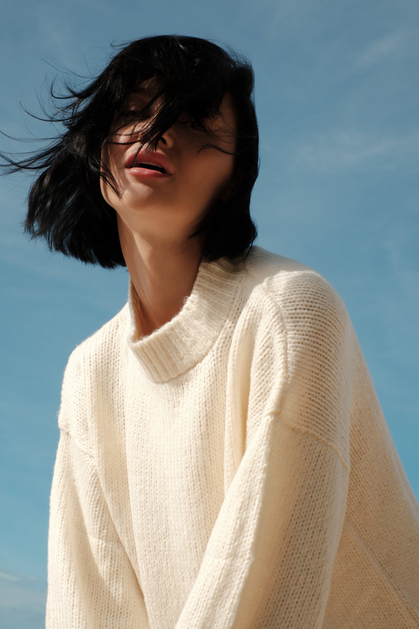 Mohérový dlouhý svetr bílý