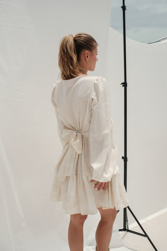 Žakárové béžové řasené šaty