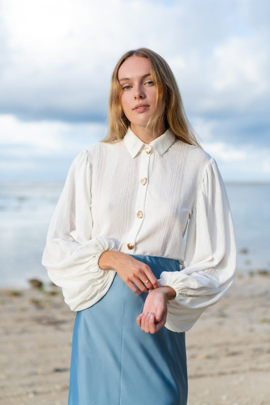 Košile se zlatými knoflíky