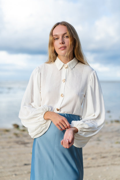 Košile se zlatými knoflíky