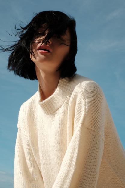 Mohérový dlouhý svetr bílý