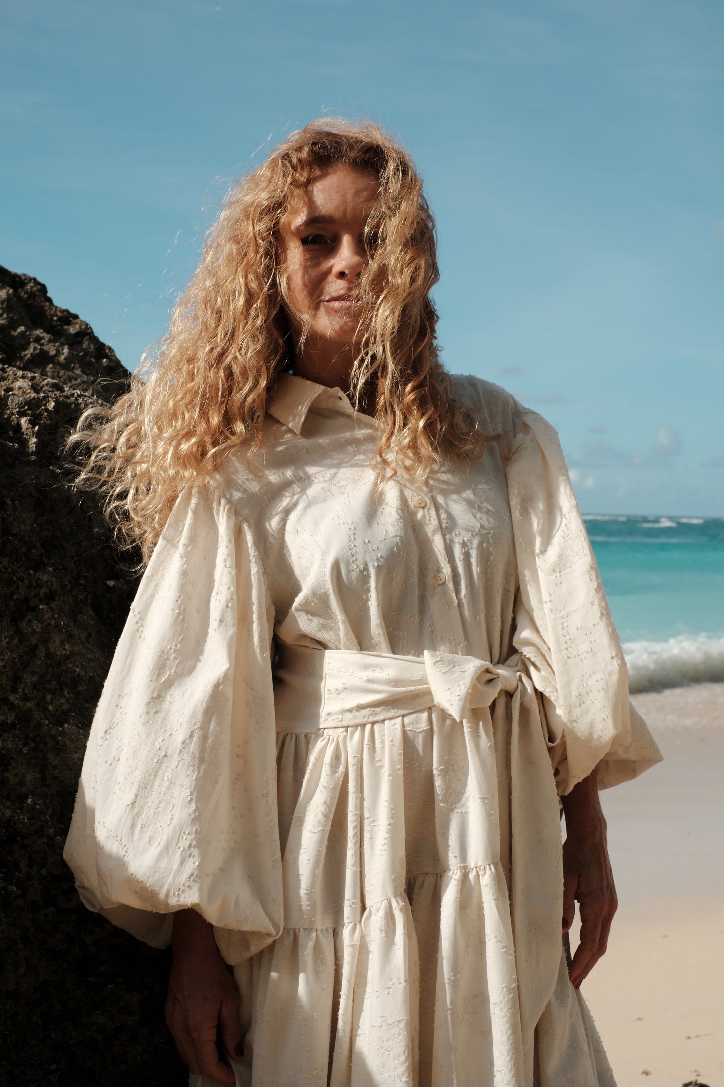 Žakárové šaty řasené dlouhé