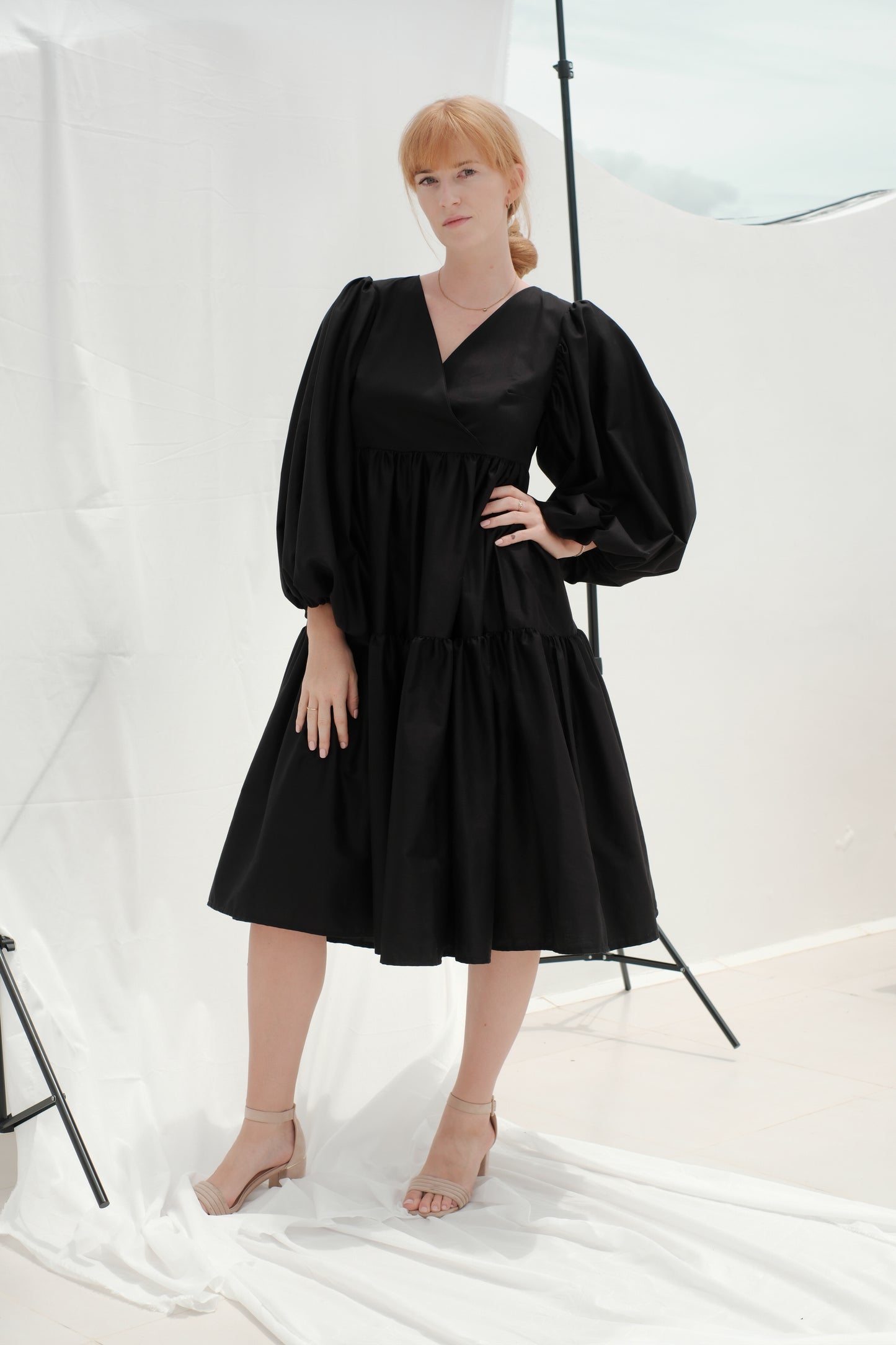 Černé šaty s řasenou sukní