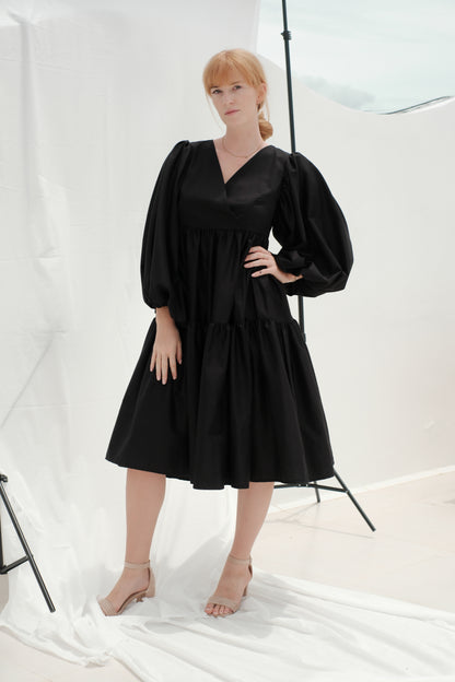 Černé šaty s řasenou sukní