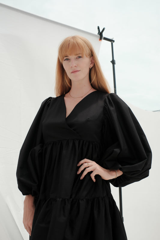 Černé šaty s řasenou sukní