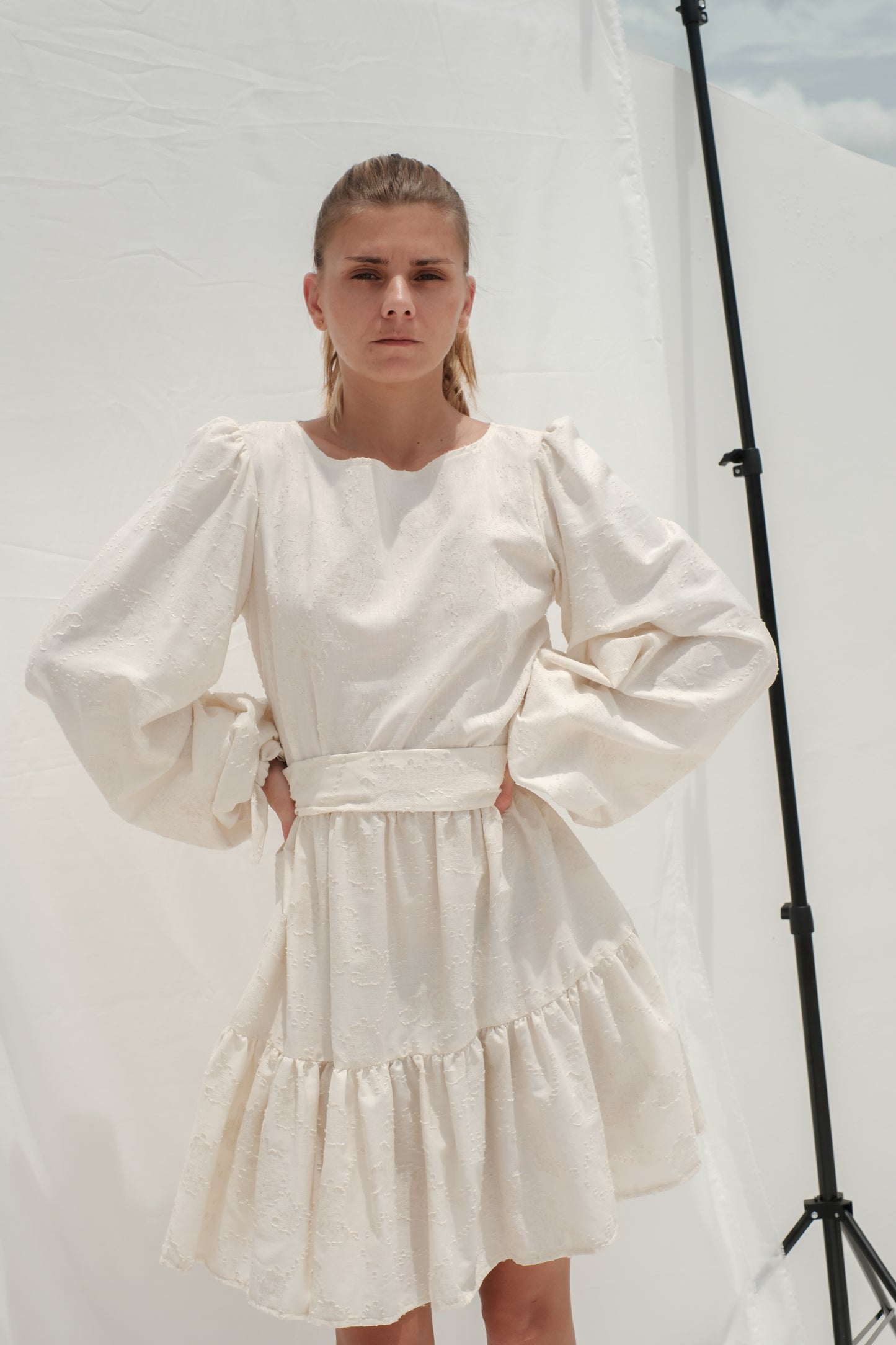 Žakárové béžové řasené šaty