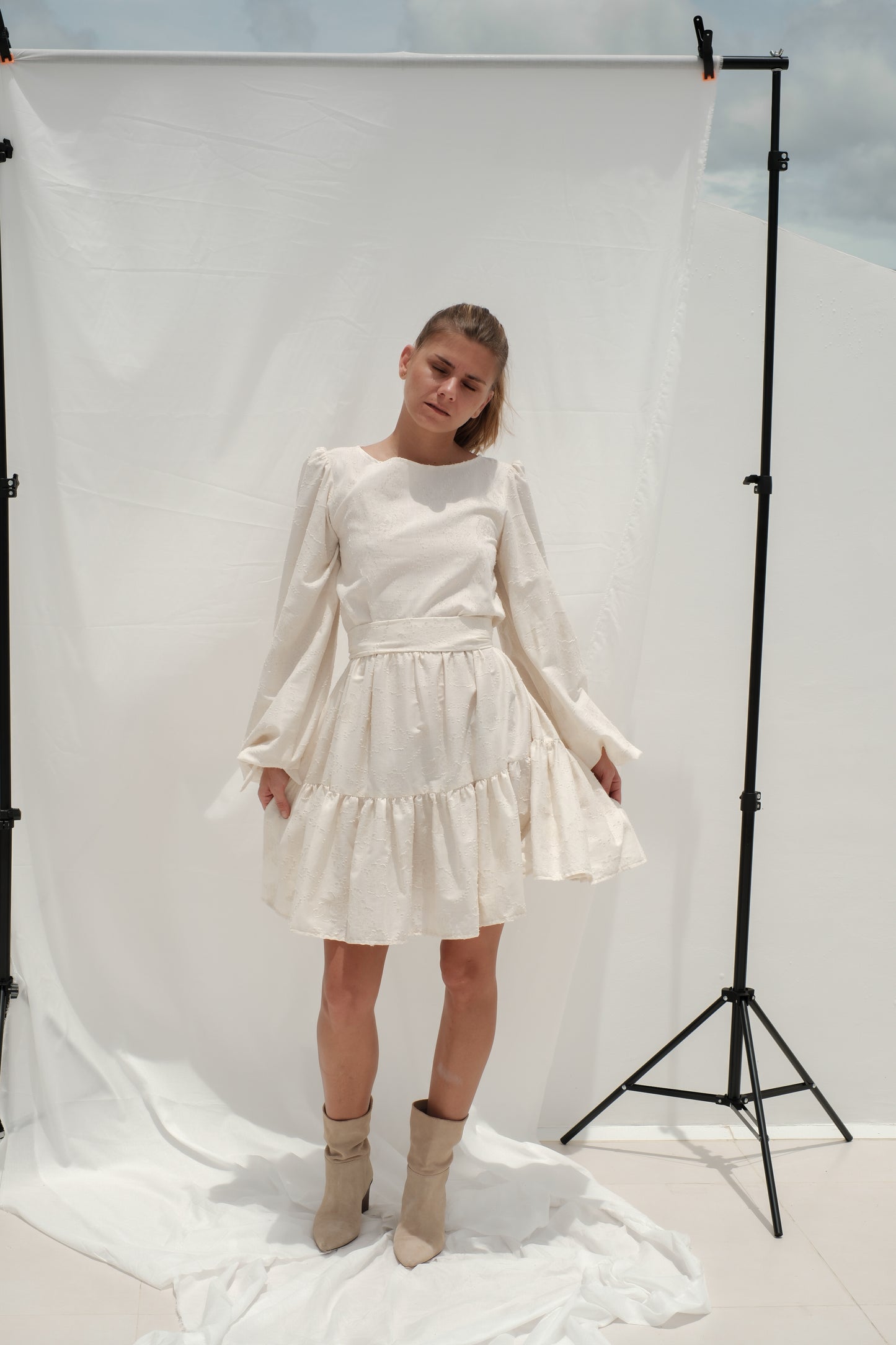 Žakárové béžové řasené šaty