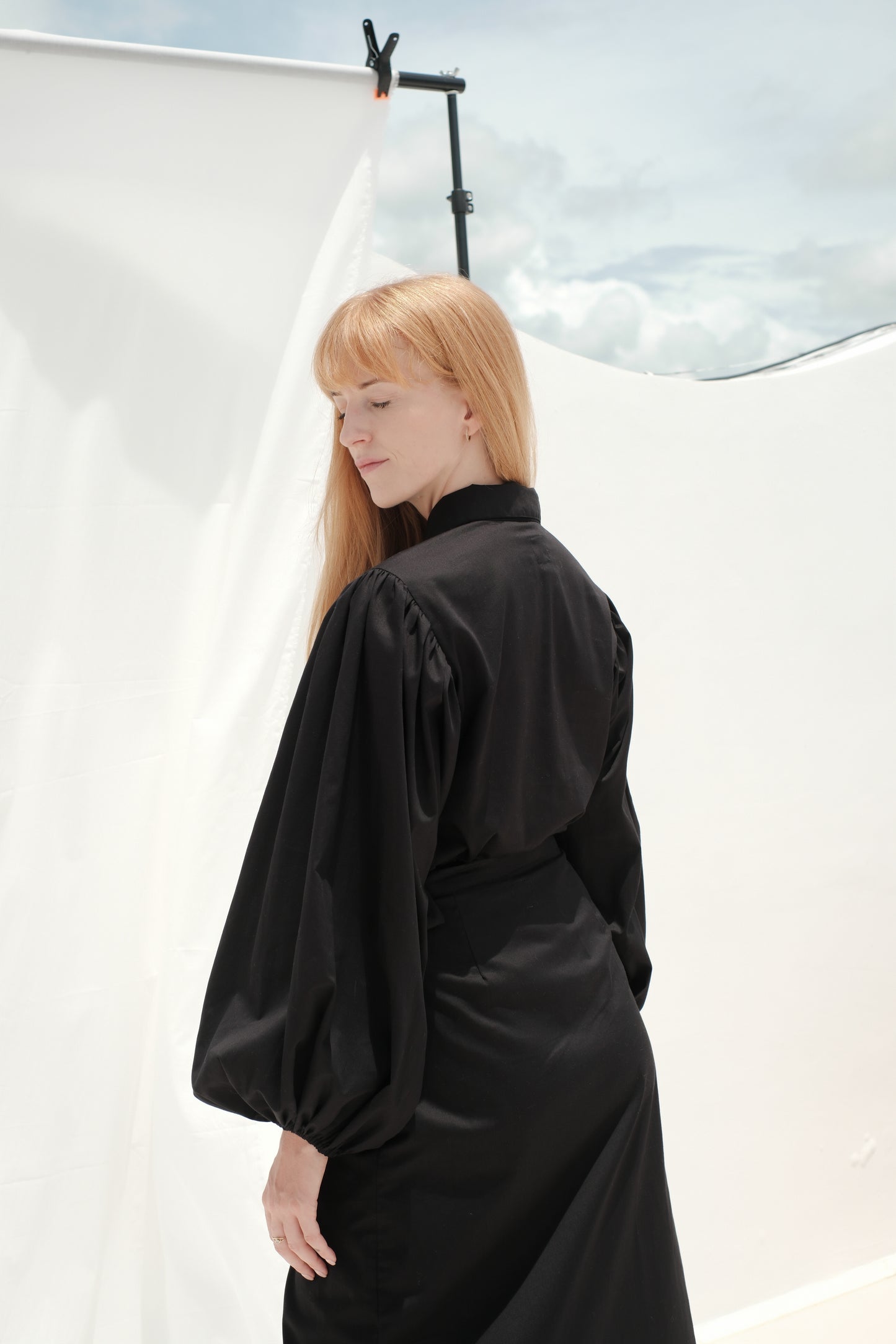 Košile s řasenými rukávy černá