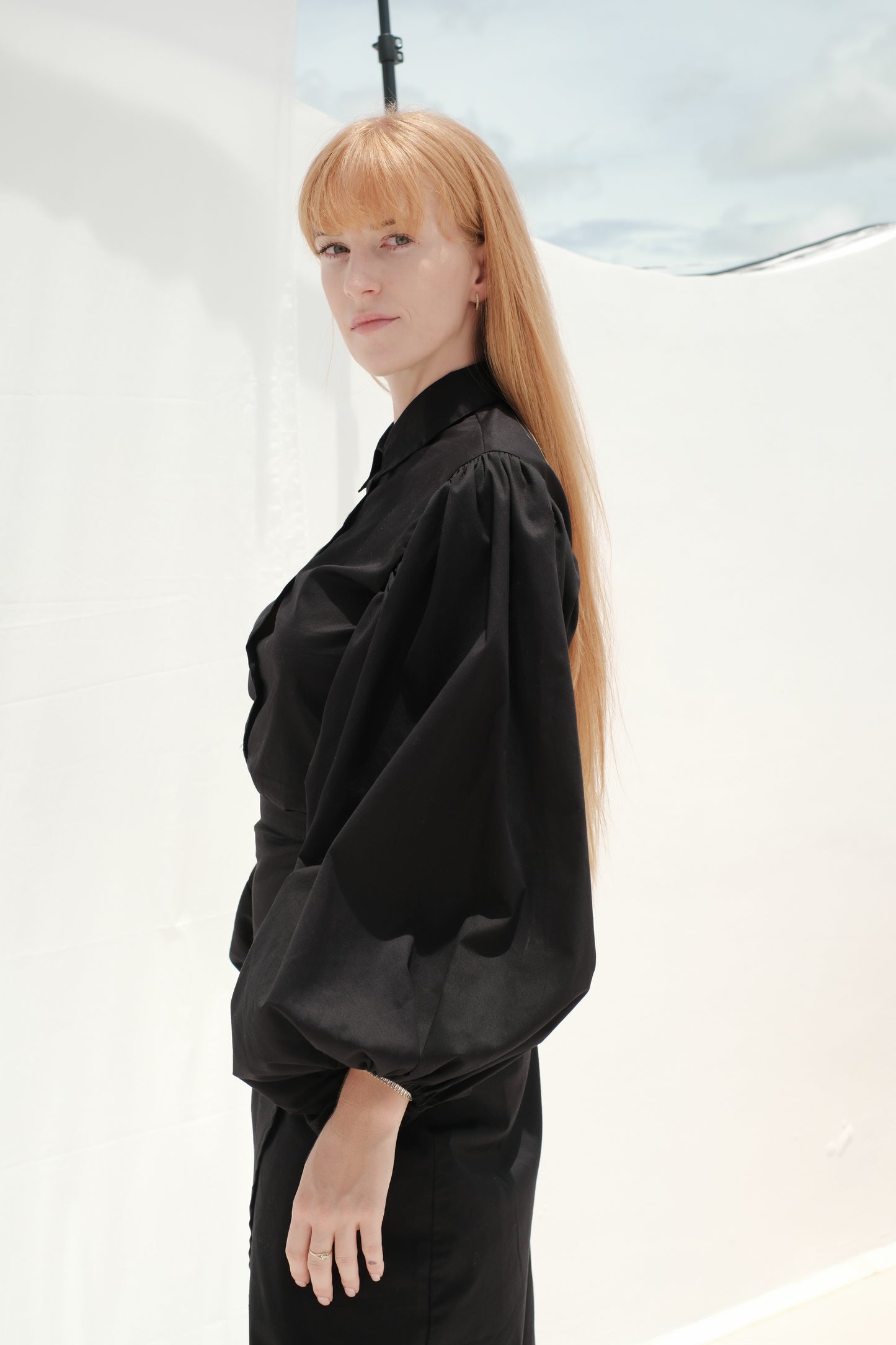 Košile s řasenými rukávy černá