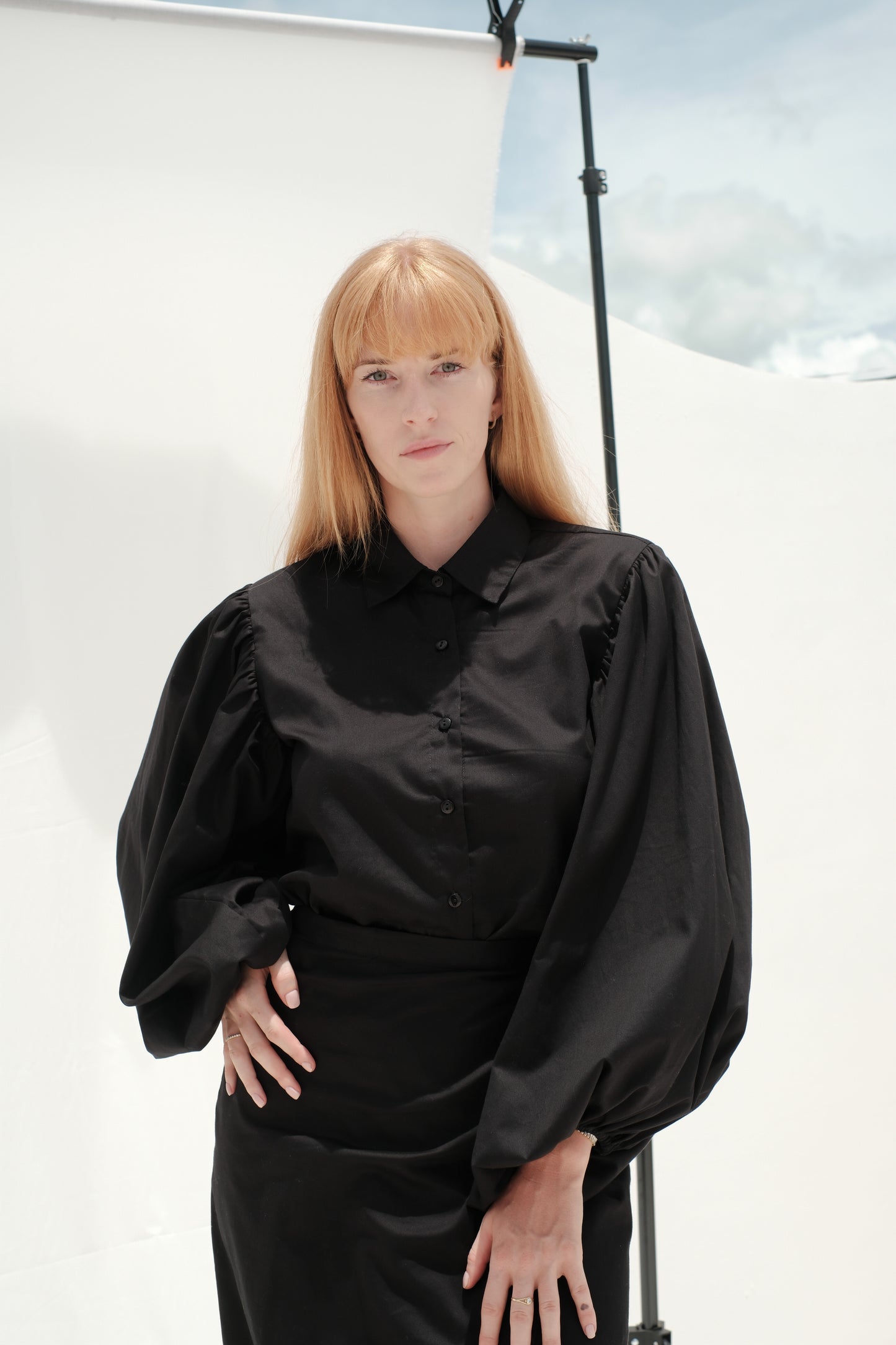 Košile s řasenými rukávy černá